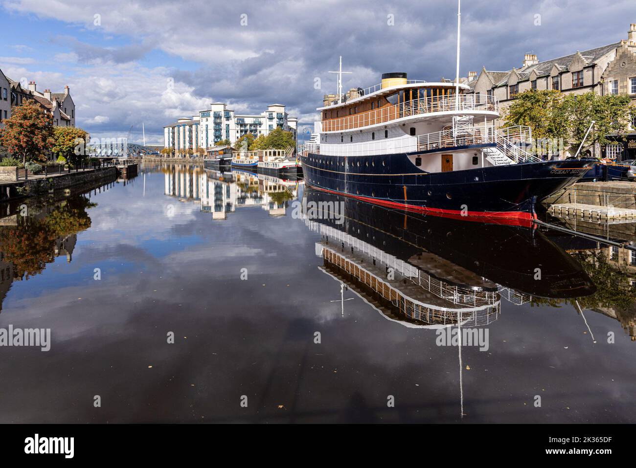 Edinburgh, United Kingdom. 24 September, 2022 Pictured: Sun and showers feature as Autumn begins. Blue skies give way to heavy rain clouds over The Shore in Leith near Edinburgh. Credit: Rich Dyson/Alamy Live News Stock Photo