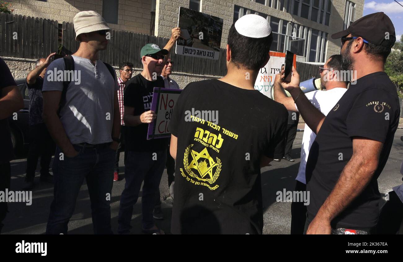 A Right wing activist wears a t-shirt with the symbol of the far-right anti-assimilation group Lehava as he confronts left wing Israeli activists and Palestinians protesting against Israeli occupation and settlement activity in the Sheikh Jarrah neighborhood on September 23, 2022 in Jerusalem, Israel. The Palestinian neighborhood of Sheikh Jarrah is currently the center of a number of property disputes between Palestinians and right-wing Jewish Israelis. Some houses were occupied by Israeli settlers following a court ruling Stock Photo