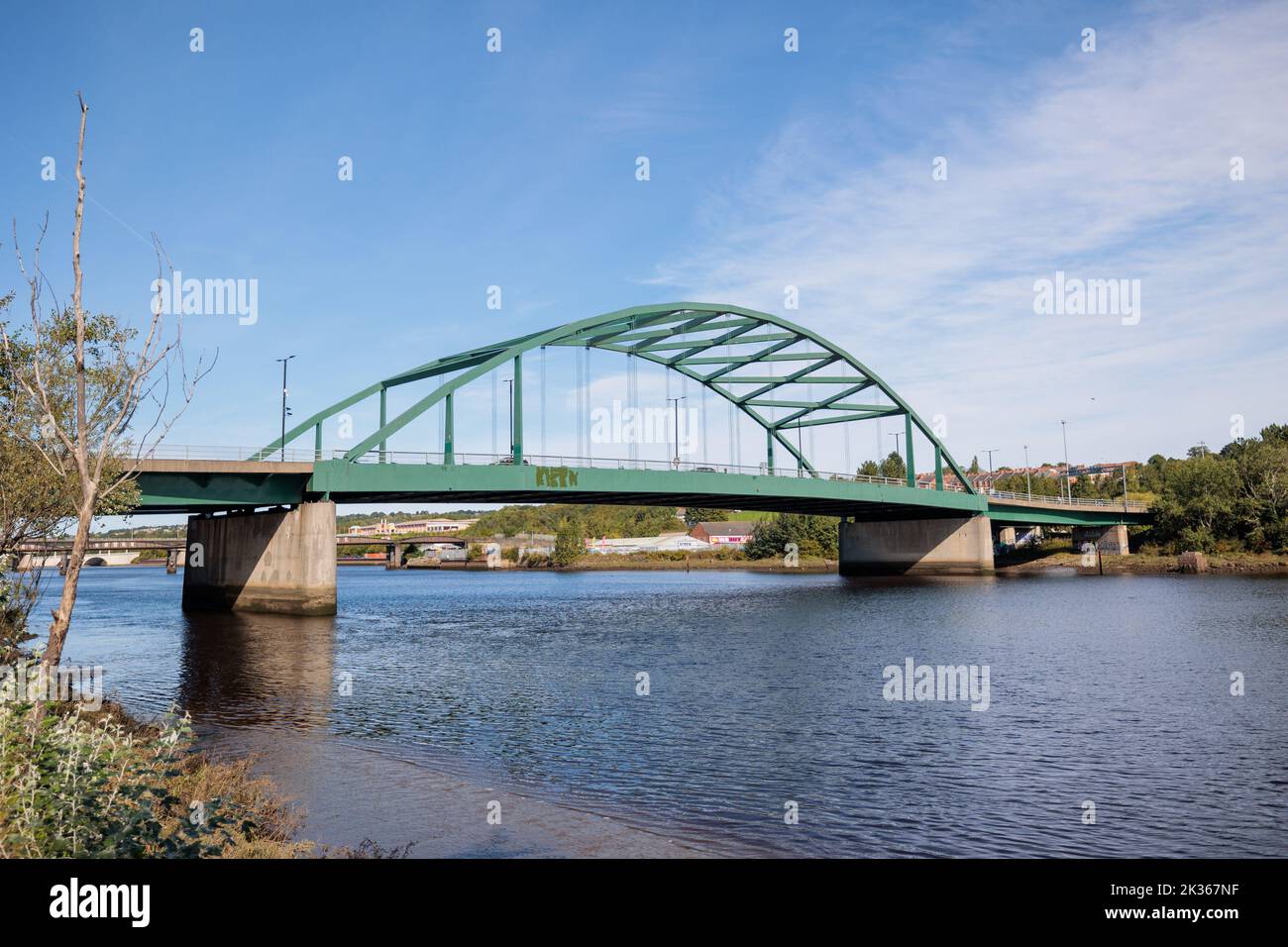 Blaydon England: 17th Sept 2022: View of Newcastle upon Tyne's Scotswood Bridge from the Tyne River in Blaydon. Sunny day with blue sky and light clou Stock Photo