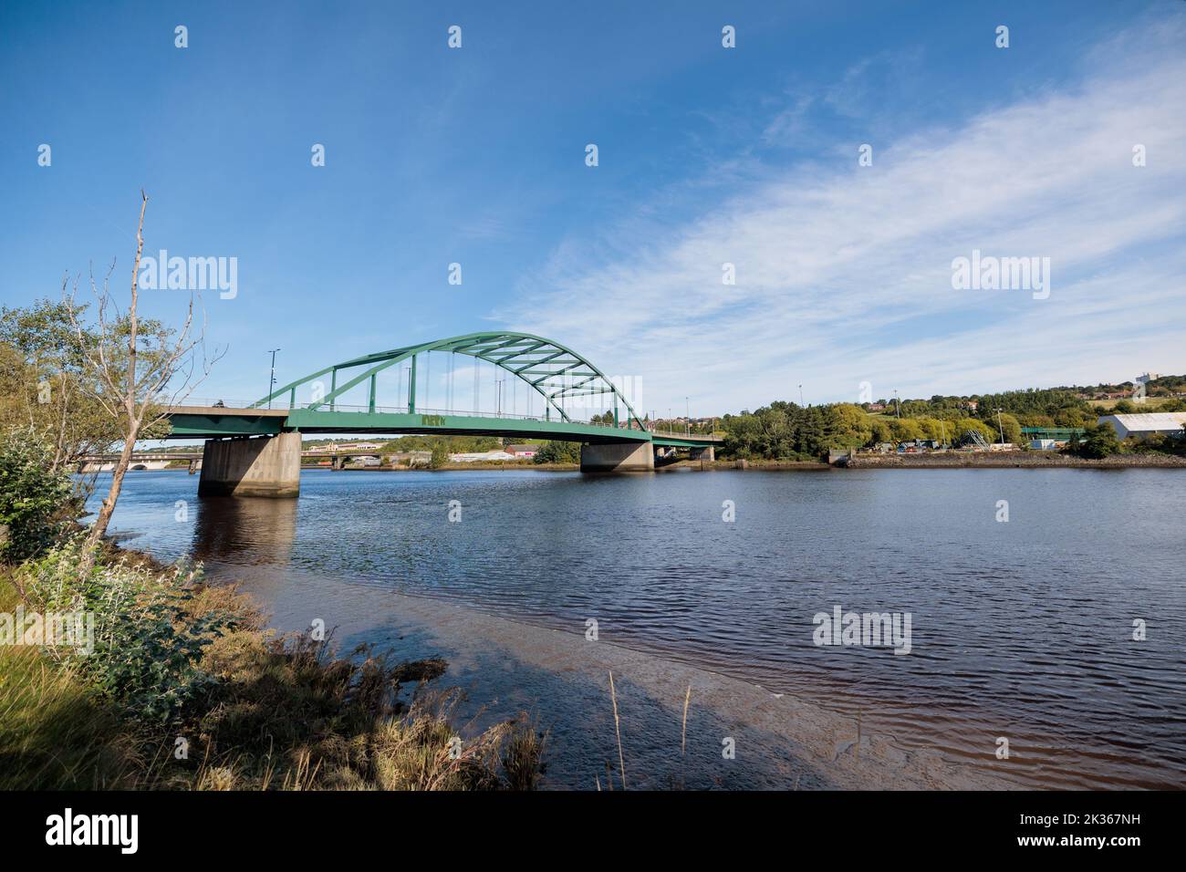 Blaydon England: 17th Sept 2022: View of Newcastle upon Tyne's Scotswood Bridge from the Tyne River in Blaydon. Sunny day with blue sky and light clou Stock Photo