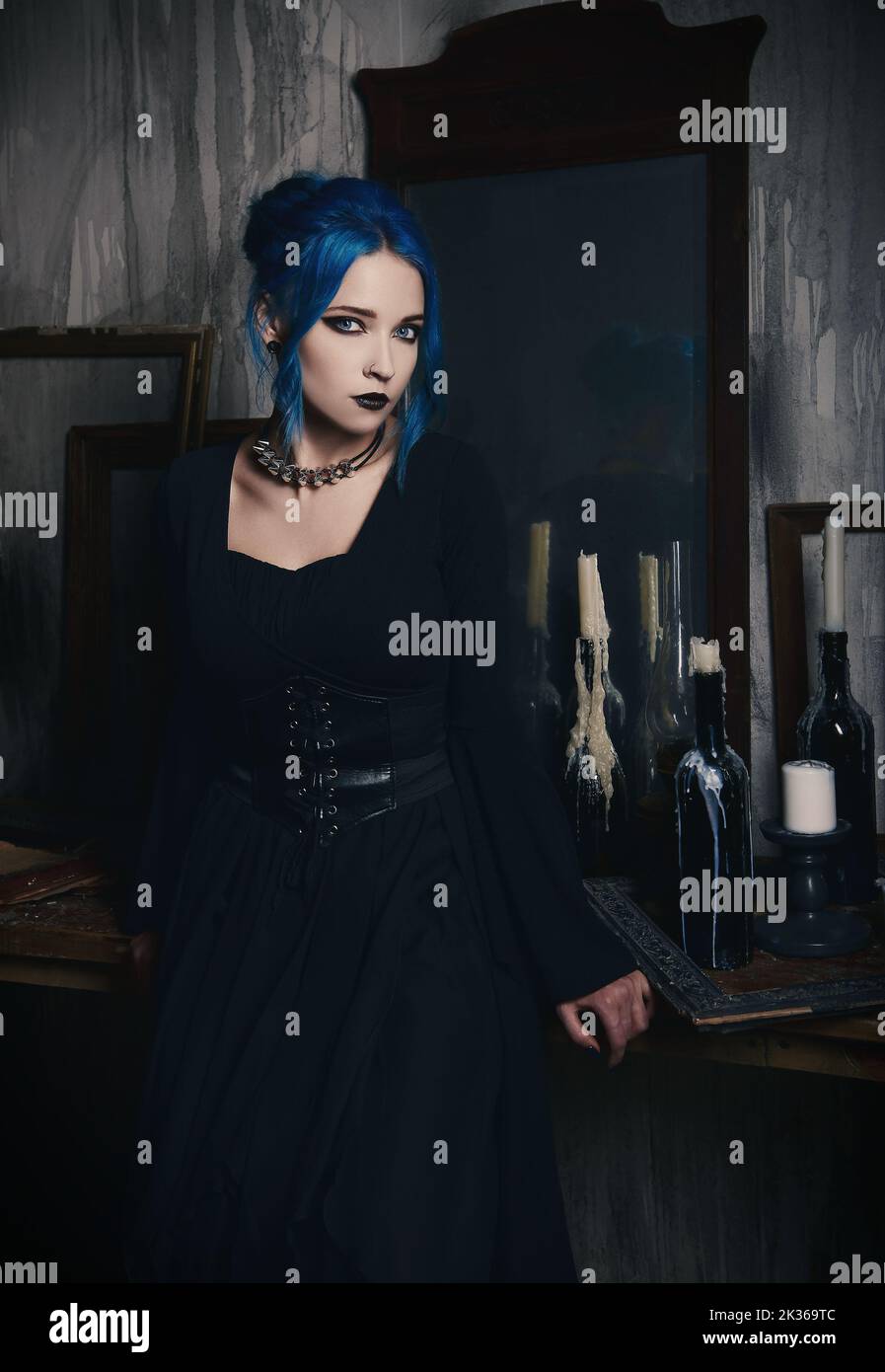 Lady goth hi-res stock photography and images - Alamy