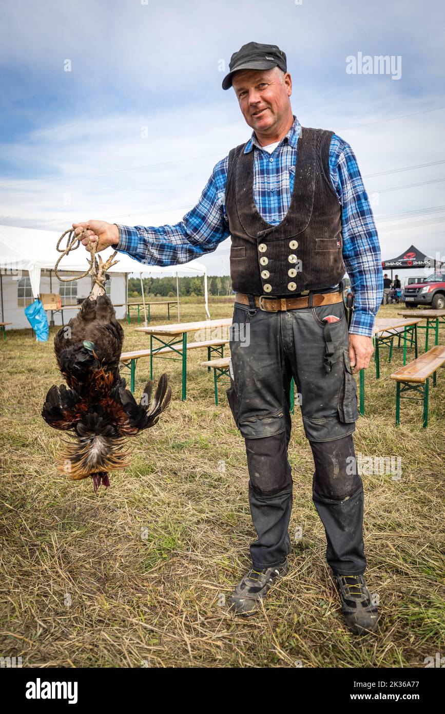 Neu Zauche, Germany. 24th Sep, 2022. Mario Pöschke holds the rooster