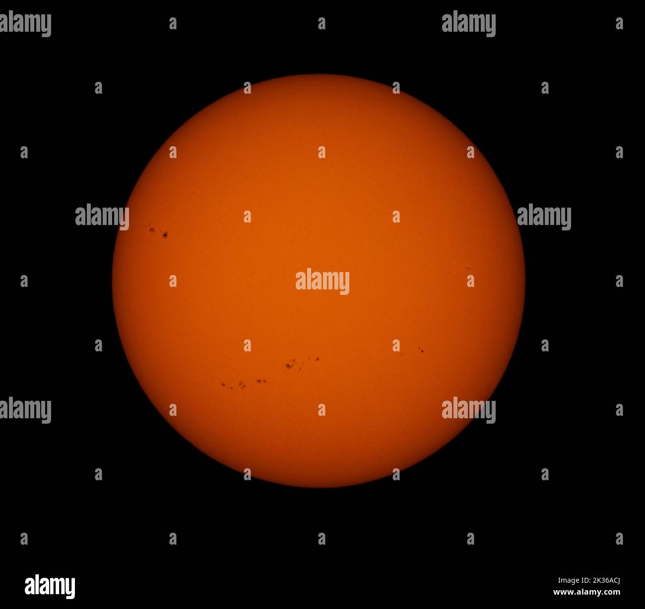 London, UK. 25 September 2022. Surface of the Sun, actively dotted with six groups of enormous sunspots. Credit: Malcolm Park/Alamy Stock Photo