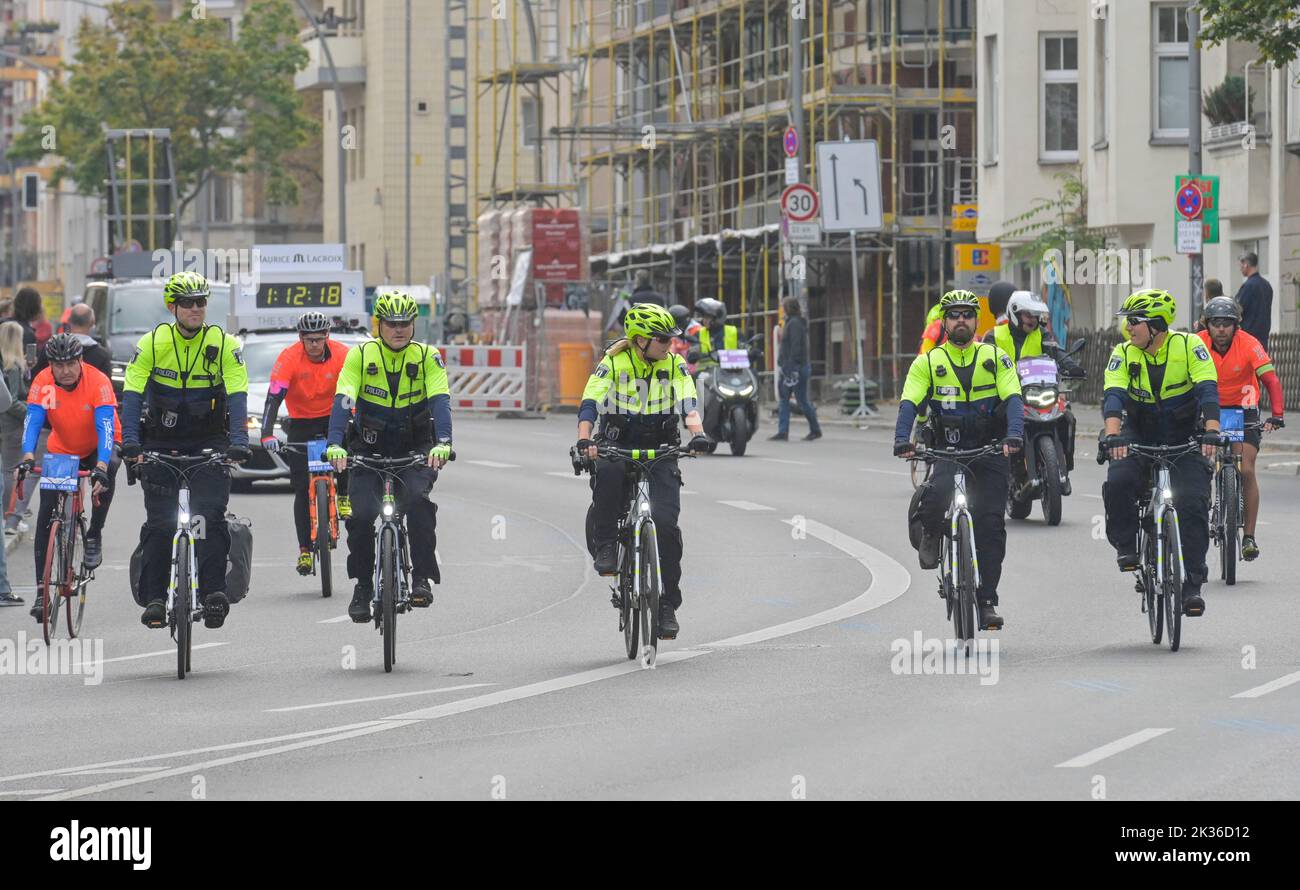 25.09.22. Berlin Marathon, Polizei-Fahrrad-Staffel, Kilometer 26, Friedrich Wilhelm-Platz, Berlin, Deutschland Stock Photo