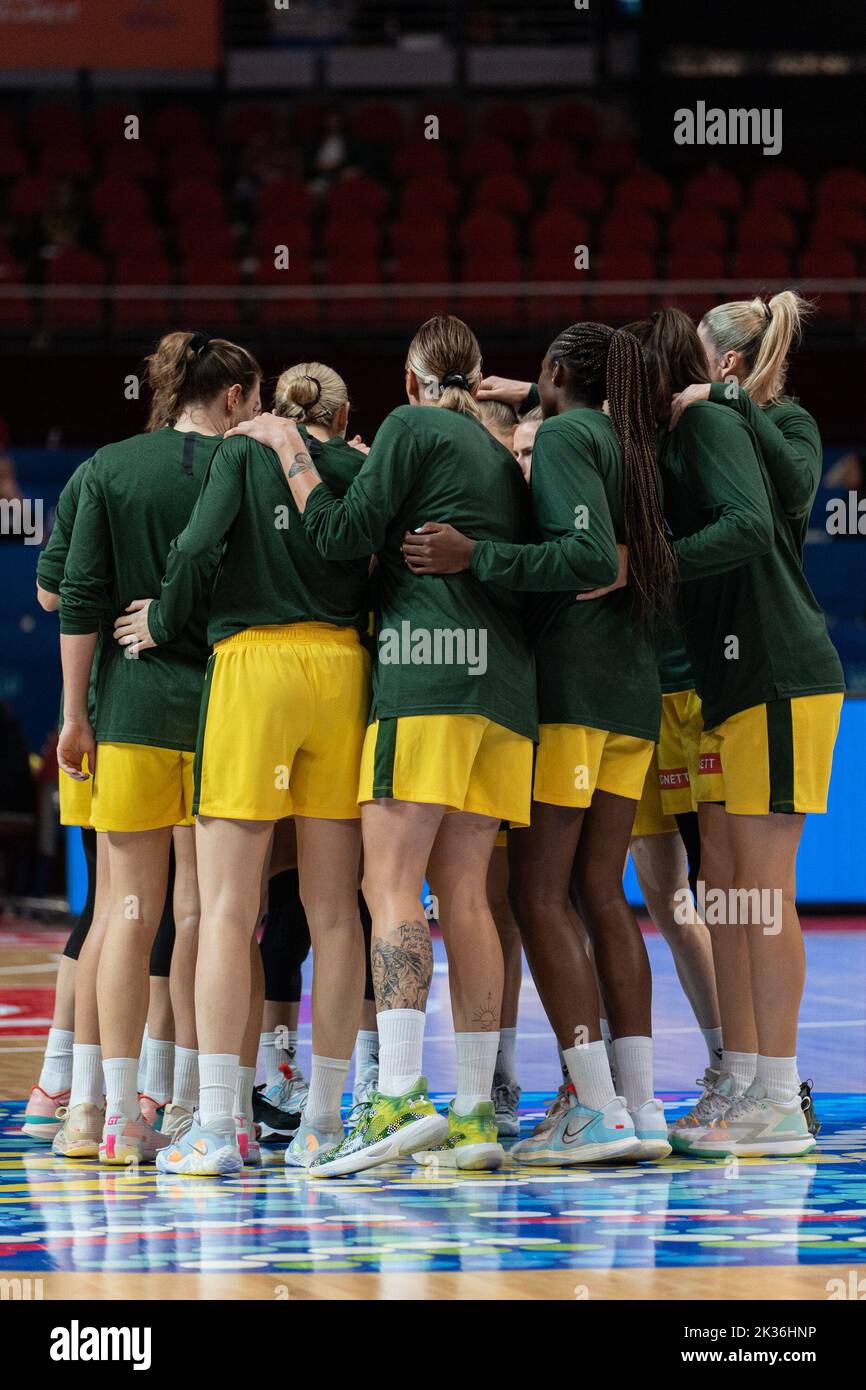 Sydney, Australia. 25th Sep, 2022. The Australian team huddle up before the FIBA Womens World Cup 2022 game between Australia and Serbia at the Sydney Superdome in Sydney, Australia. (Foto: Noe Llamas/Sports Press Photo/C - ONE HOUR DEADLINE - ONLY ACTIVATE FTP IF IMAGES LESS THAN ONE HOUR OLD - Alamy) Credit: SPP Sport Press Photo. /Alamy Live News Stock Photo