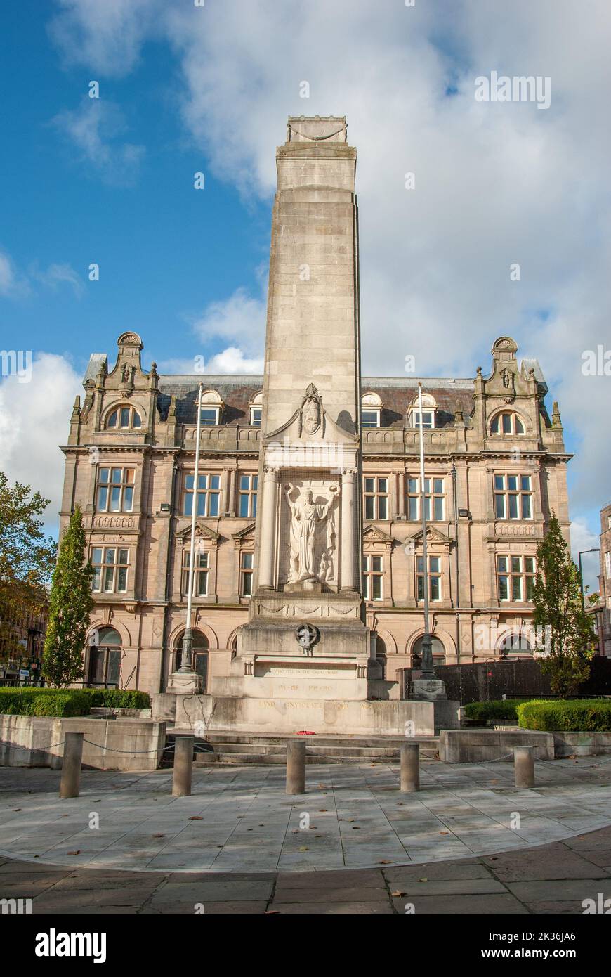 he Preston Cenotaph monument to soldiers from Preston who perished in World War I and II, in Market Square, Preston, Lancashire, England Stock Photo