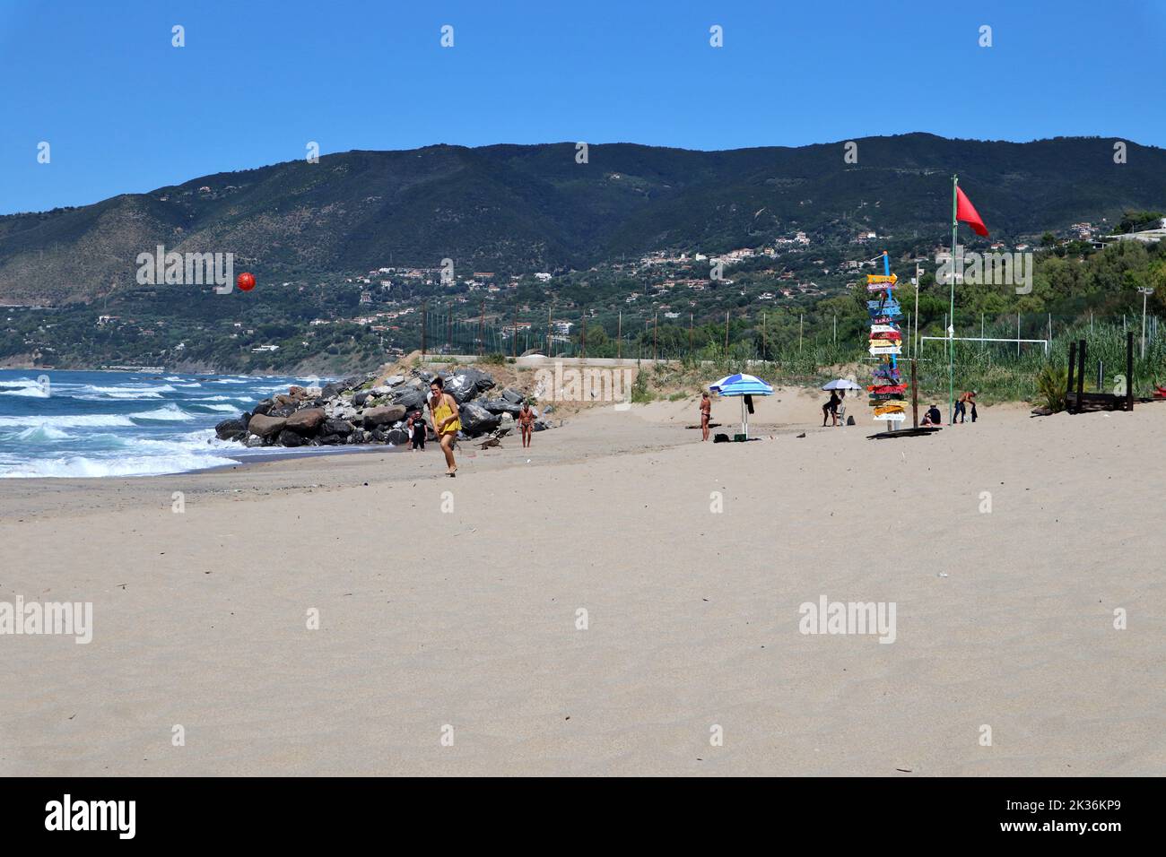 Palinuro - Turisti sulla spiaggia libera presso il lido Sunset Club Beach Stock Photo
