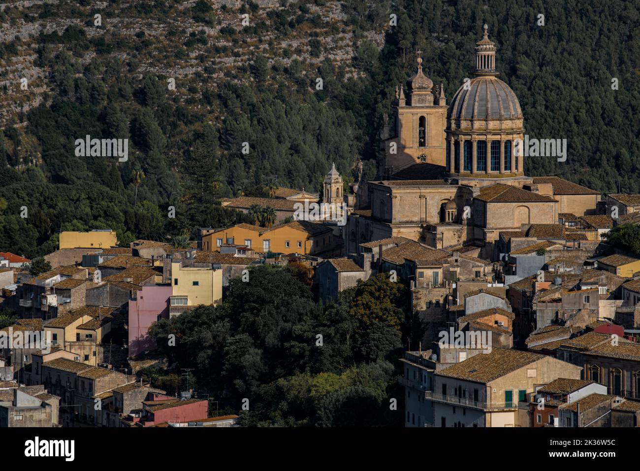 Duomo di San Giorgio Catherdral and surrounding homes in Ragusa, Sicily, Italy Stock Photo