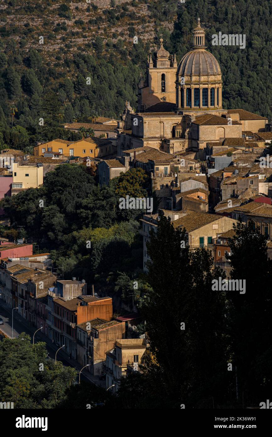 Duomo di San Giorgio Catherdral and surrounding homes in Ragusa, Sicily, Italy Stock Photo