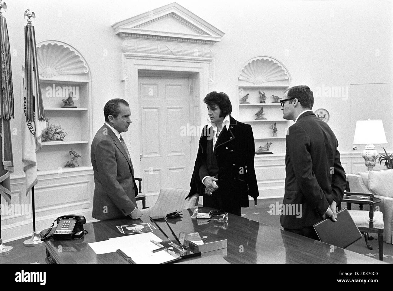 President Richard Nixon meeting Elvis Presley in the White House Oval Office. Assistant Egil Krogh stands nearby. Stock Photo