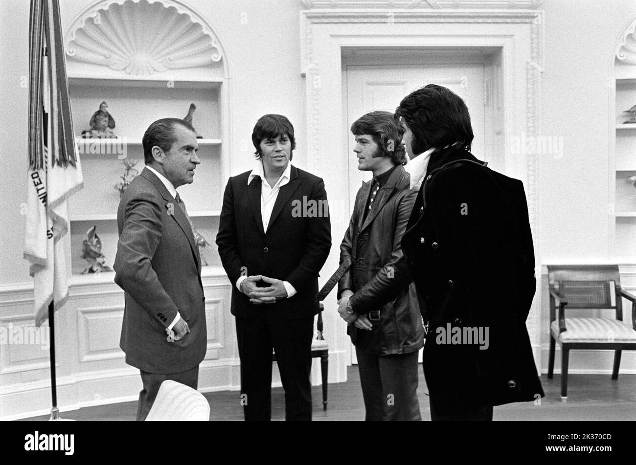 President Richard Nixon, Sonny West, Jerry Schilling and Elvis Presley. The White House Oval Office Dec 21 1970 Stock Photo