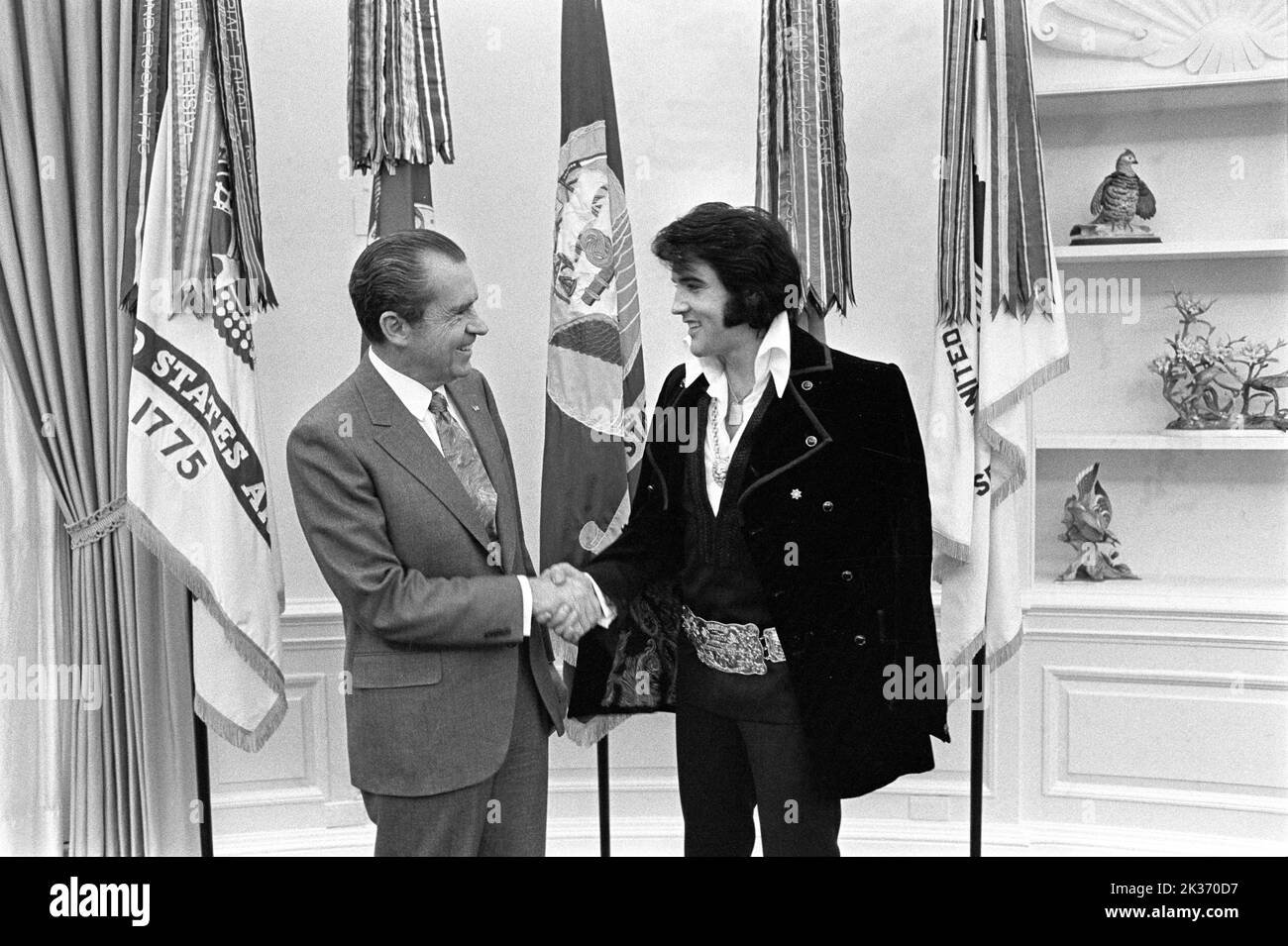 Richard Nixon and Elvis Presley shaking hands in the Oval Office on December 21, 1970 Stock Photo