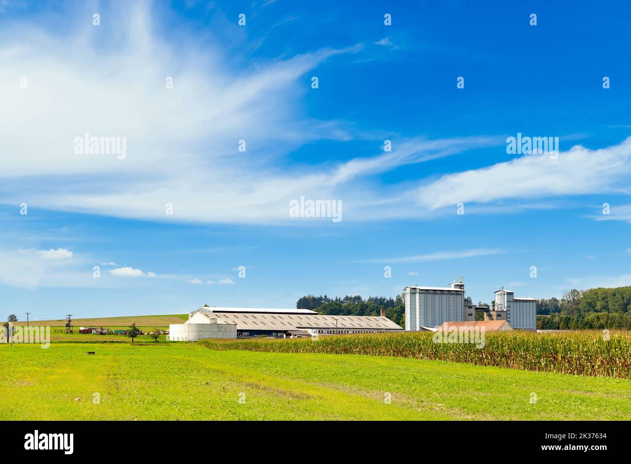Landscape scene farm silos barn hi-res stock photography and images - Alamy