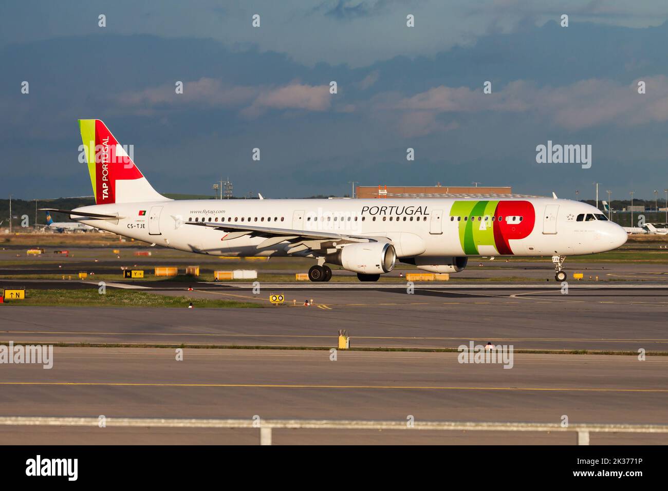 Tap air portugal cargo hi-res stock photography and images - Alamy