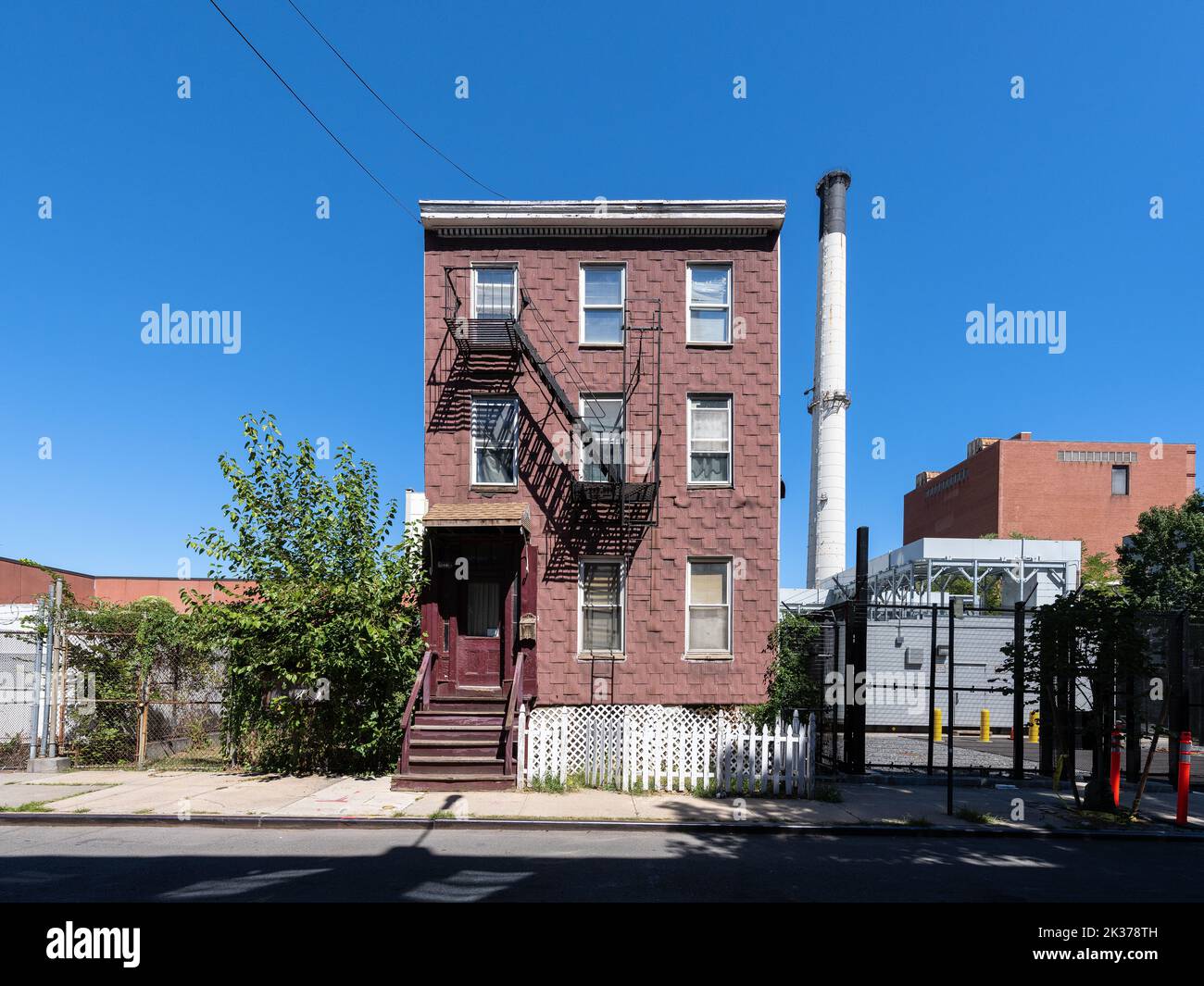 Three story residential building in Vinegar Hill Stock Photo Alamy