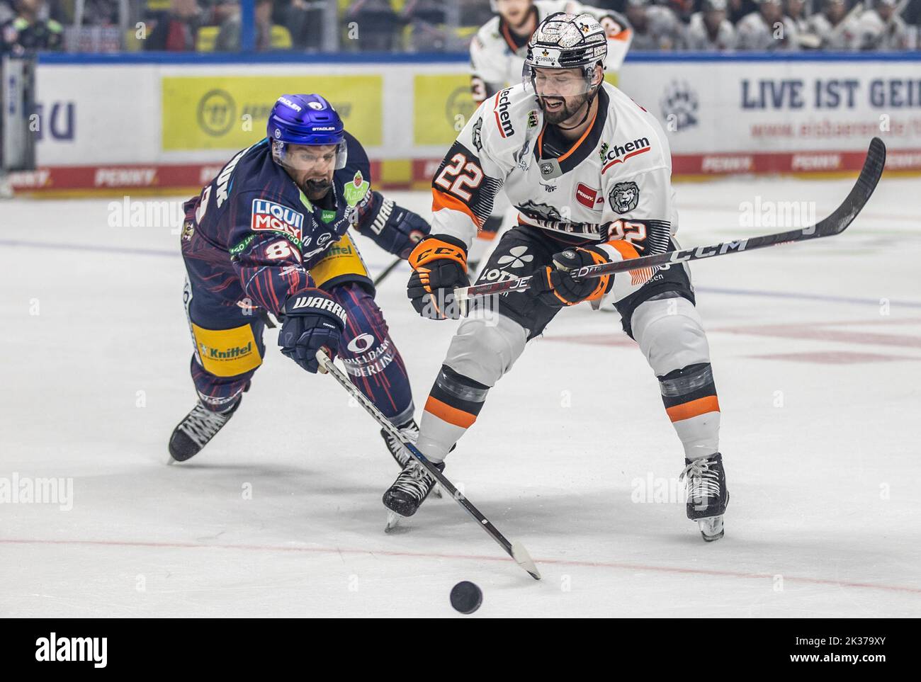 25 September 2022, Berlin Ice hockey, DEL, Eisbären Berlin Löwen