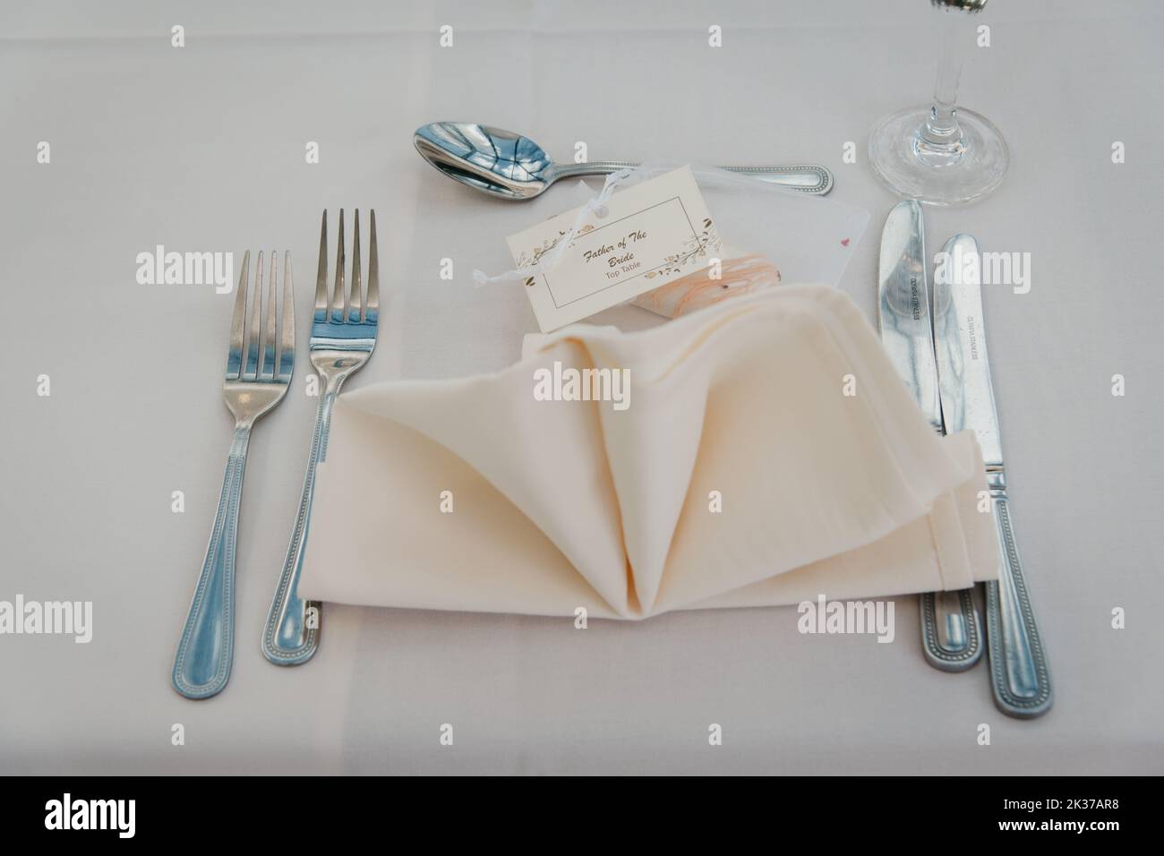 Rustic Wedding Reception Top Table seating with glasses, cutlery and dishes Stock Photo