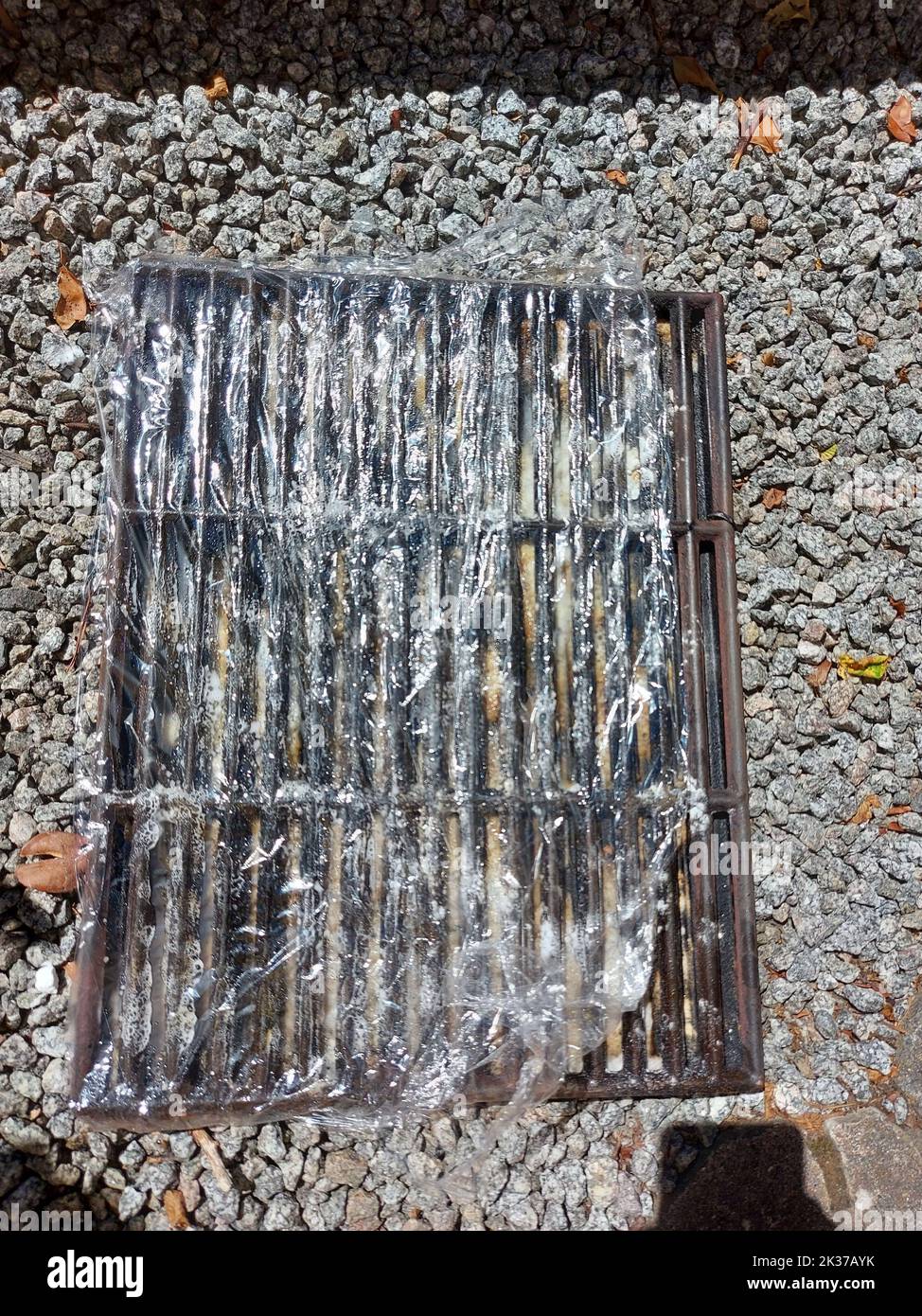 Cleaning a grill grate with baking soda and cling film Stock Photo Alamy