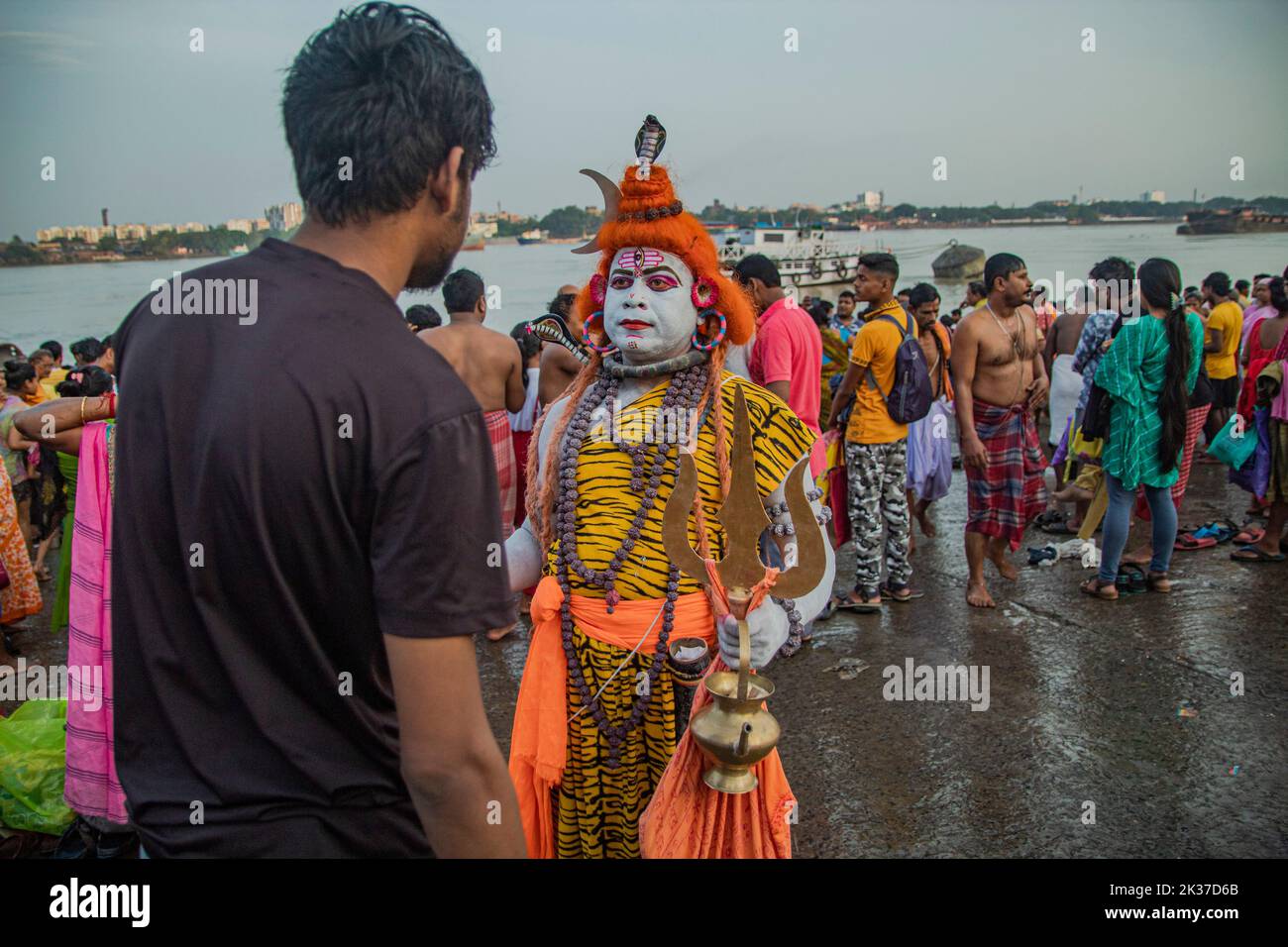 Kolkata, West Bengal, India. 25th Sep, 2022. The last day of offering tribute to our departed forefathers, pitripaksha and the beginning of the devipaksha is called Mahalaya. At the time of the cataclysm, when the earth became a great cause-sea, Lord Vishnu laid Anantnag on that sea and fell into a deep sleep. (Credit Image: © Sudip Chanda/Pacific Press via ZUMA Press Wire) Stock Photo