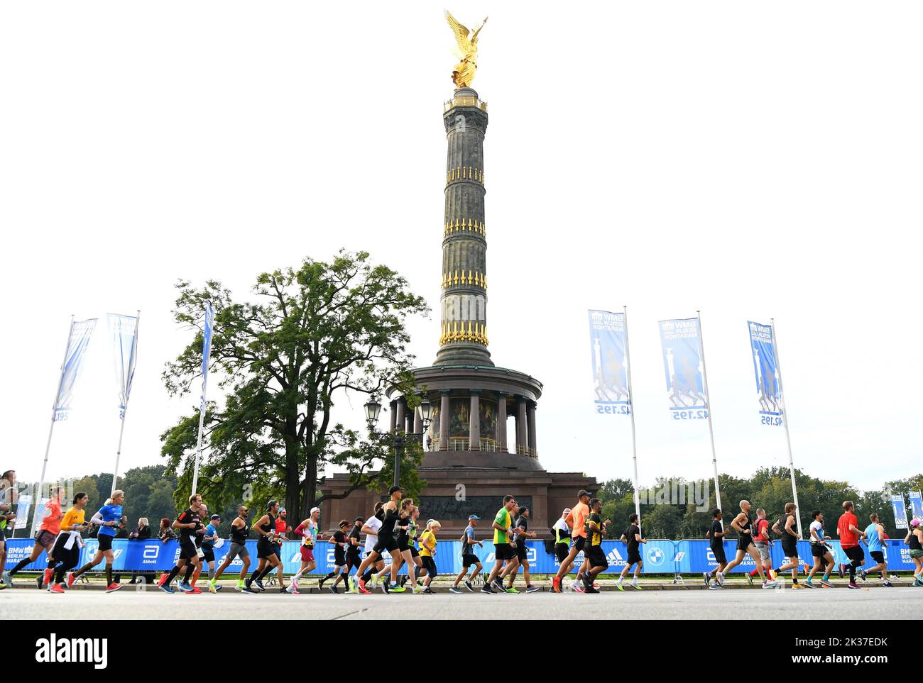 Berlin, Germany. 25th Sep, 2022. Runners compete during the Berlin Marathon 2022 in Berlin, capital of Germany, Sept. 25, 2022. Credit: Ren Pengfei/Xinhua/Alamy Live News Stock Photo