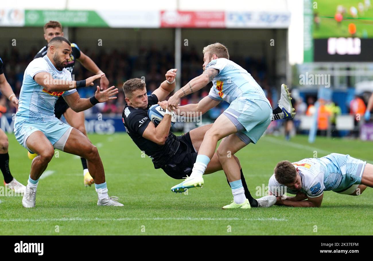 Exeter Chiefs' Harvey Skinner (centre left) is tackled by Harlequins' Tyrone Green (centre right) during the Gallagher Premiership match at Sandy Park, Exeter. Picture date: Sunday September 25, 2022. Stock Photo