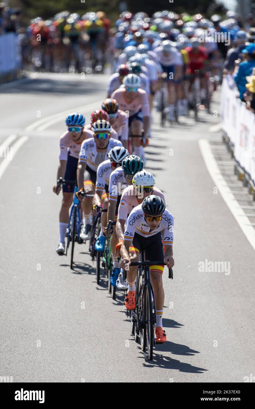 Wollongong, Australia. 25th Sep, 2022. Cyclists compete during the Men's Elite Road Race of the 2022 UCI Road World Championships in Wollongong, Australia, Sept. 25, 2022. Credit: Zhu Hongye/Xinhua/Alamy Live News Stock Photo