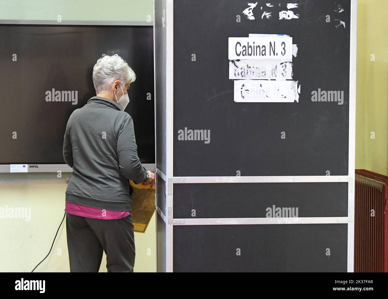 Rome, Italy. 25th Sep, 2022. A citizen prepares to cast the ballot at a polling station in Rome, Italy, Sept. 25, 2022. Polls opened to renew the parliament in Italy early on Sunday, in a snap election seen as crucial for the country. Credit: Jin Mamengni/Xinhua/Alamy Live News Stock Photo