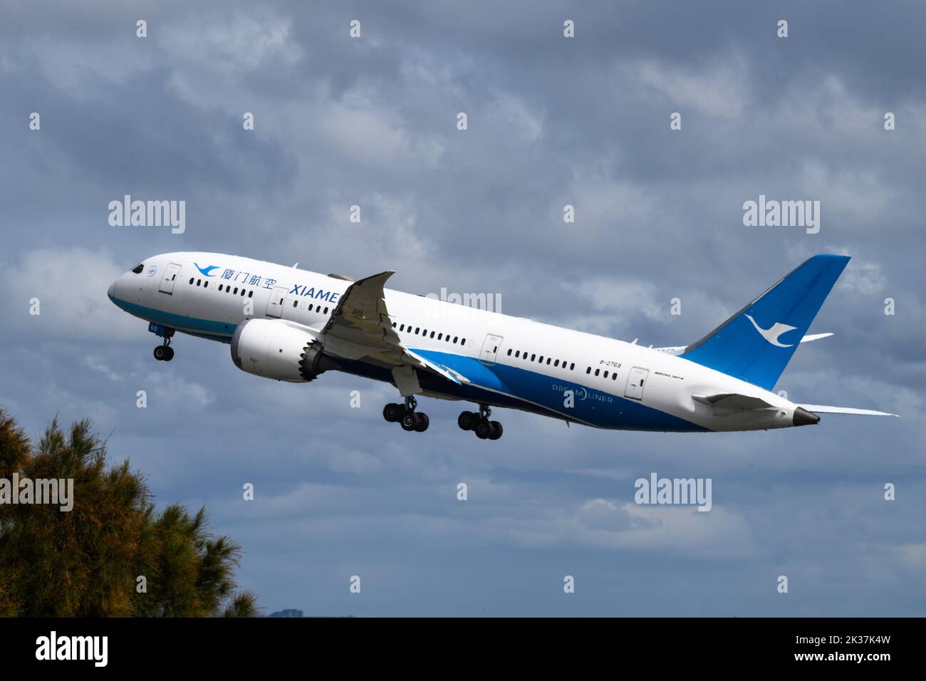 Xiamen Airlines Boeing B787 departing Sydney Airport Stock Photo