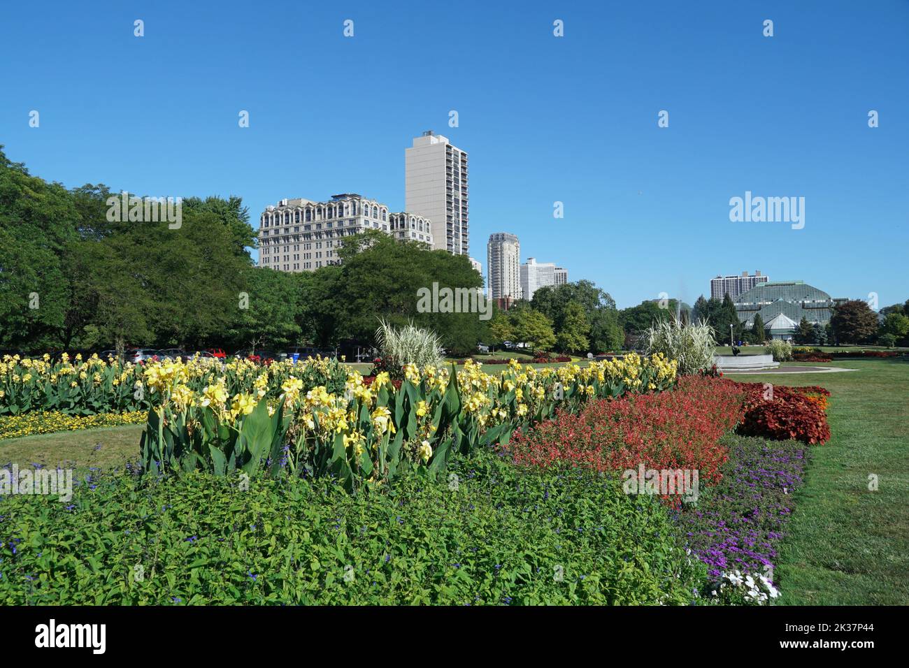 Flower garden in Chicago's Lincoln Park, with Conservatory in the background Stock Photo