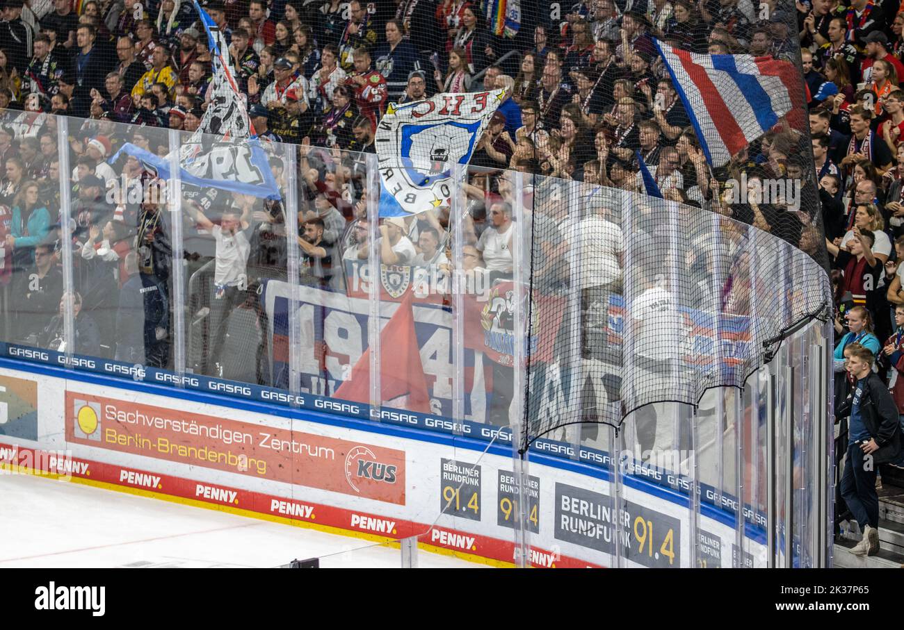 25 September 2022, Berlin Ice hockey DEL, Eisbären Berlin Löwen