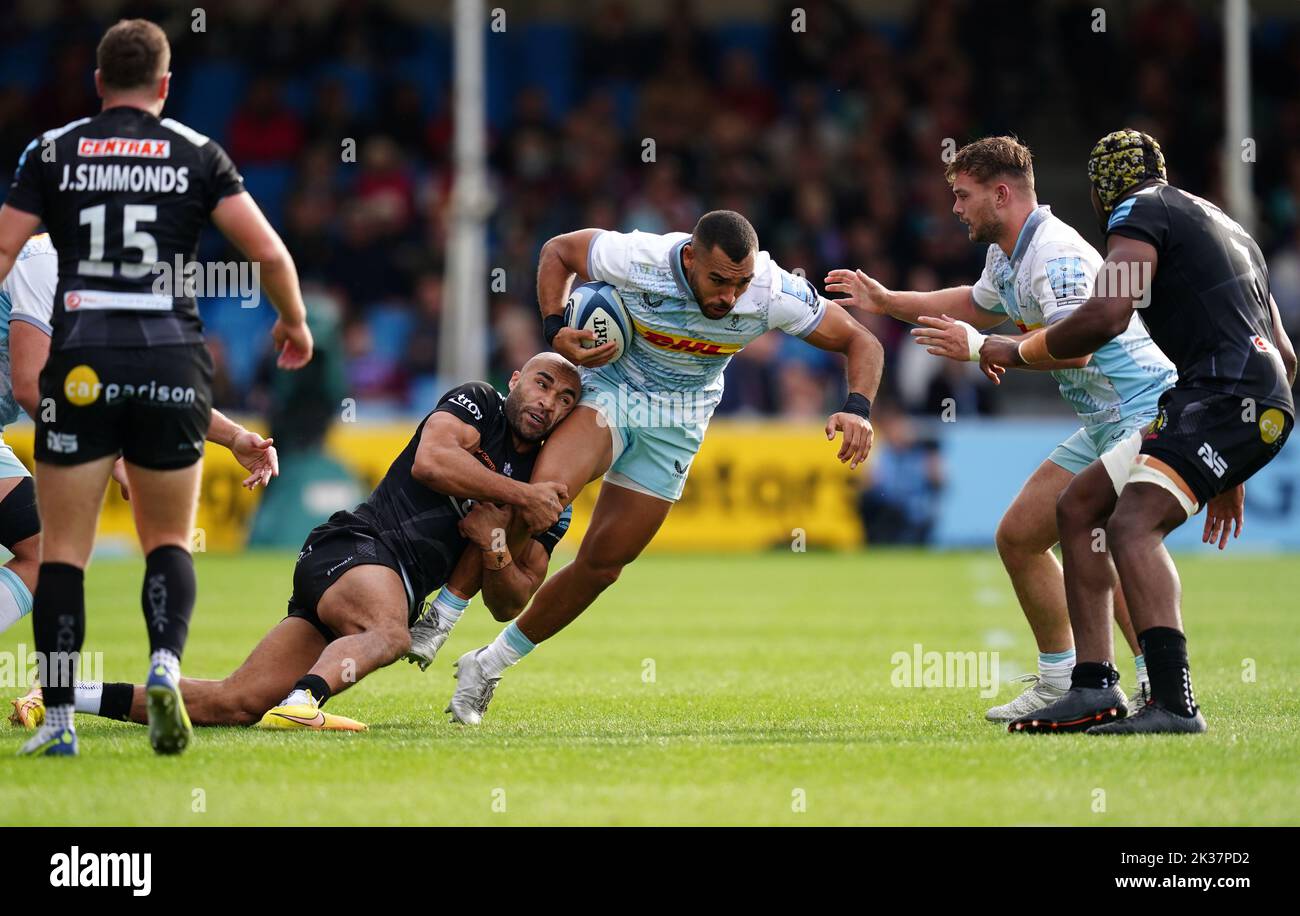 Harlequins' Joe Marchant (centre) is tackled by Exeter Chiefs' Olly Woodburn (left) during the Gallagher Premiership match at Sandy Park, Exeter. Picture date: Sunday September 25, 2022. Stock Photo
