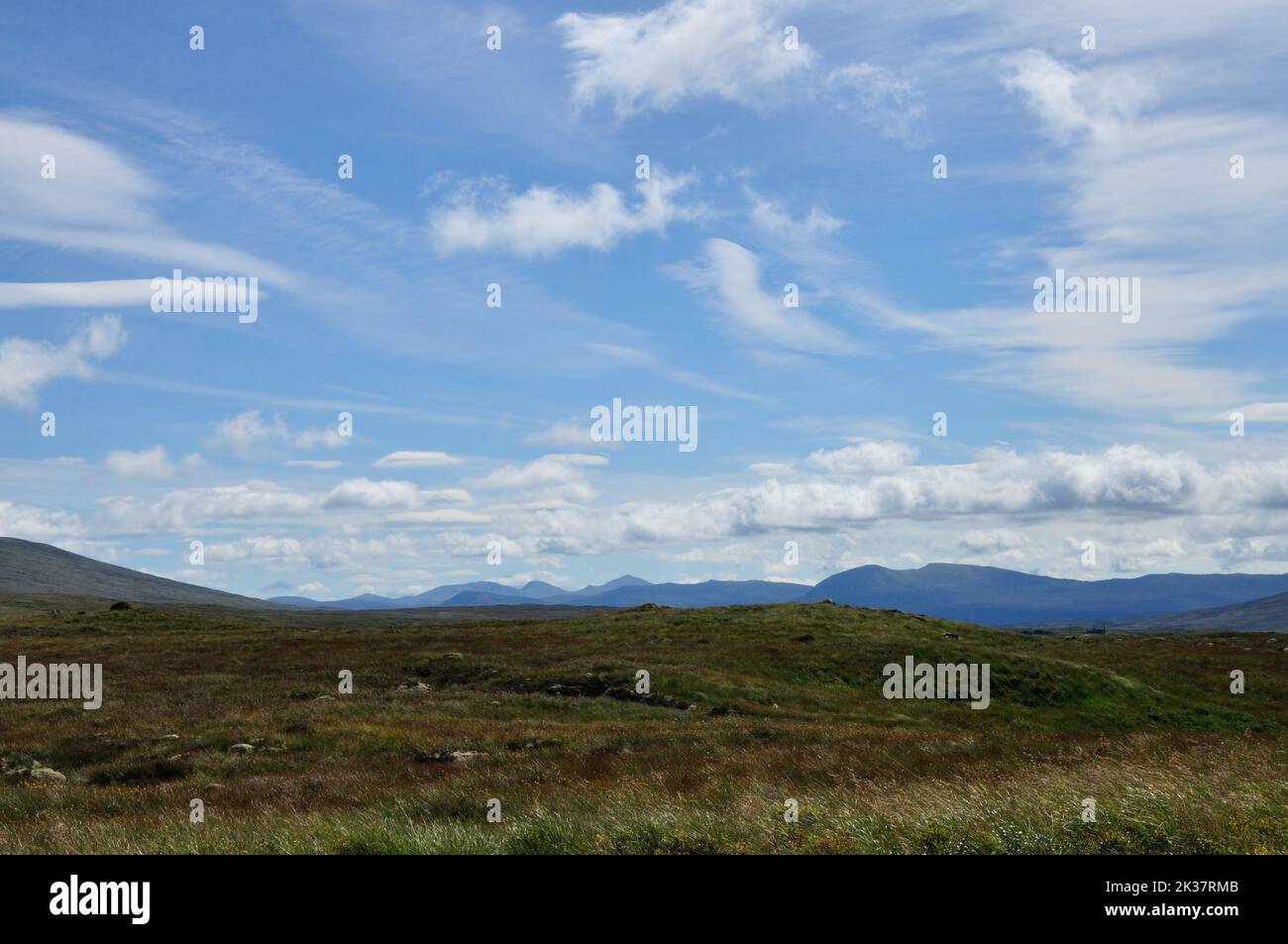 Hat man den Bahnhof von corrour verlassen, wird man sofort von der rauhen aber wunderbar schönen Landschaft der schottischen Highlands im Rannoch Moor Stock Photo