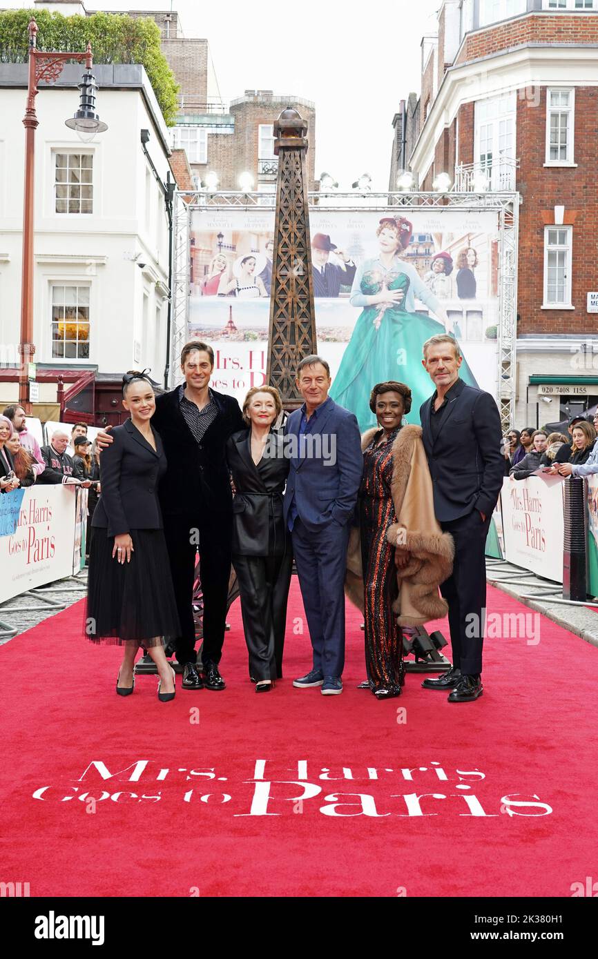 (left to right) Rose Williams, Lucas Bravo, Lesley Manville, Jason Isaacs, Ellen Thomas and Lambert Wilson attend the UK premiere of Mrs Harris Goes to Paris at the Curzon Mayfair, London. Picture date: Sunday September 25, 2022. Stock Photo
