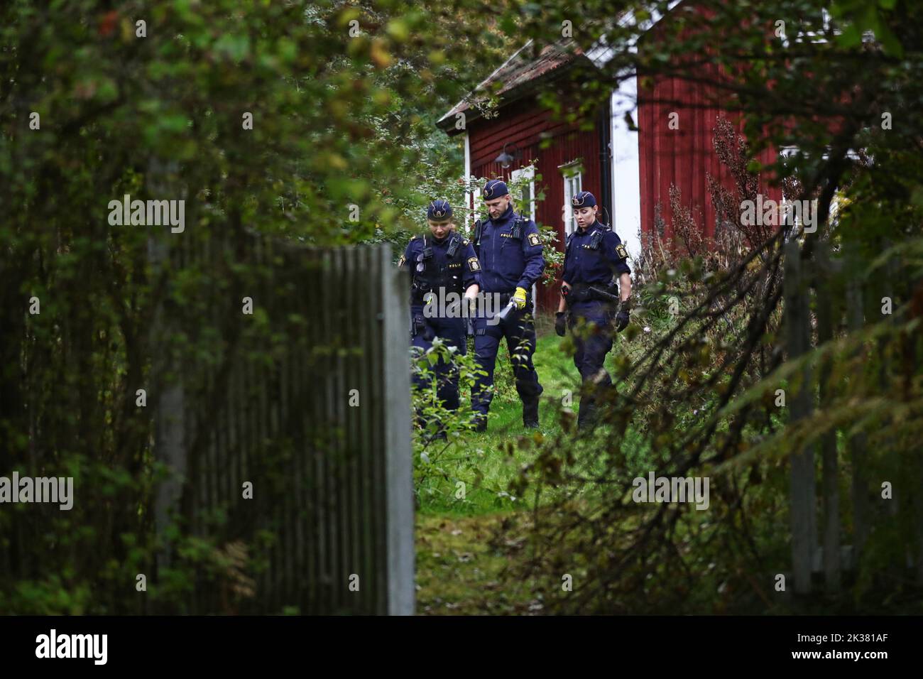On the night of Sunday, the police were alerted to the municipal border between Motala and Linköping, Sweden. An injured man told the police that he had been kidnapped and managed to escape. Later that night, three people were arrested, suspected of kidnapping. In the picture: Police on site at the house on Sunday afternoon. Stock Photo