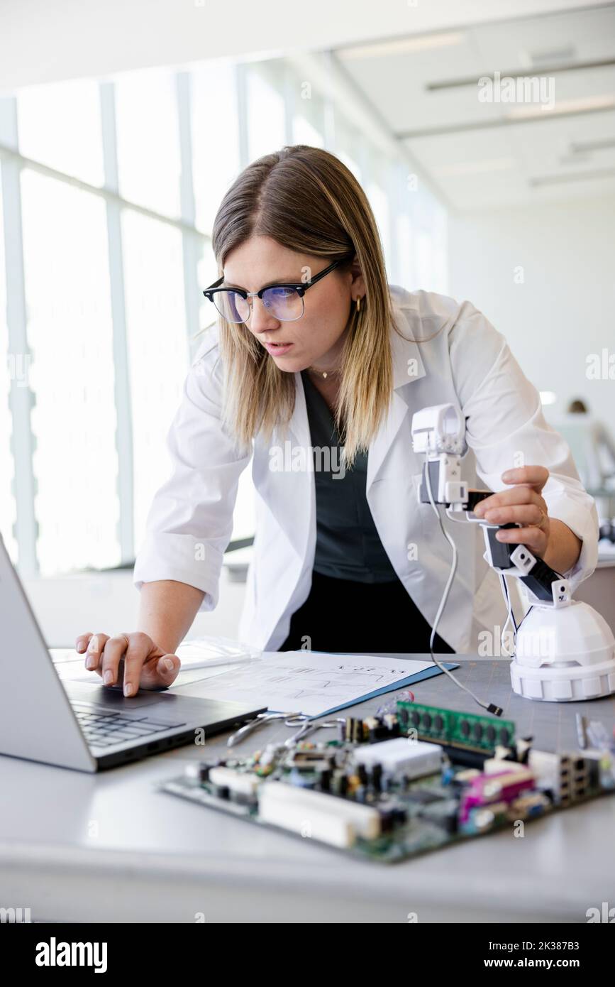 Assembling laptop hires stock photography and images Alamy