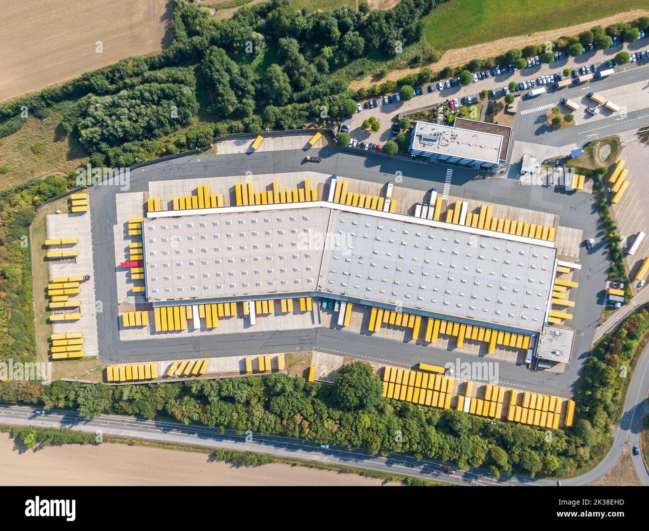 Dachser Logistikzentrum Transportlogistik Frachtspedition Frachtverladung LKW-Beladung, Luftaufnahme Industriegelände Stock Photo