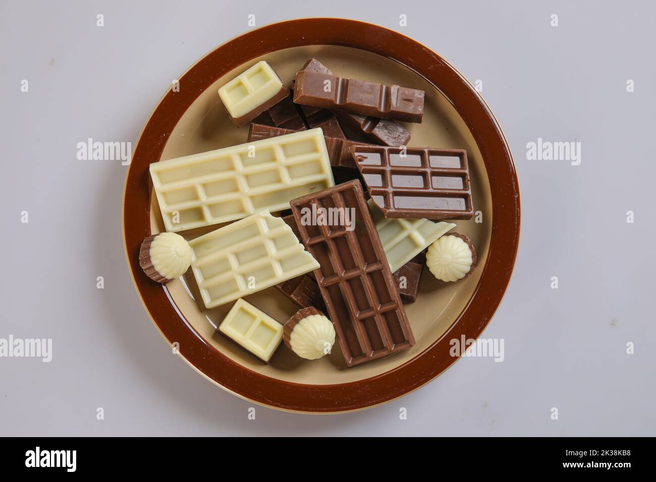 Plate delicious chocolate bars hires stock photography and images Alamy — free download