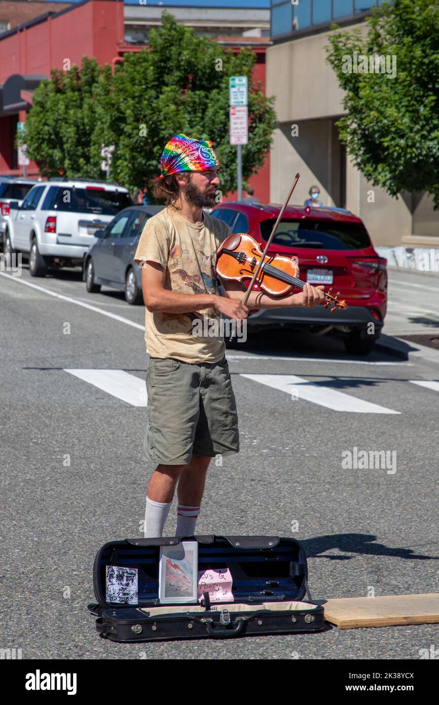 Everett, WA. USA 08-07-2022: Steet Musician Playing for tips at local summer farmers market Stock Photo