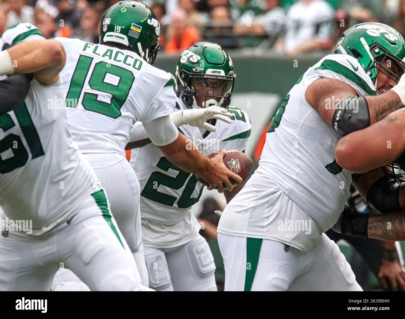 East Rutherford, New Jersey, USA. 25th Sep, 2022. New York Jets quarterback Joe Flacco (19) hands off to running back Breece Hall (20) against the Cincinnati Bengals during a NFL game at MetLife Stadium in East Rutherford, New Jersey on Sunday September 25, 2022. Duncan Williams/CSM/Alamy Live News Stock Photo