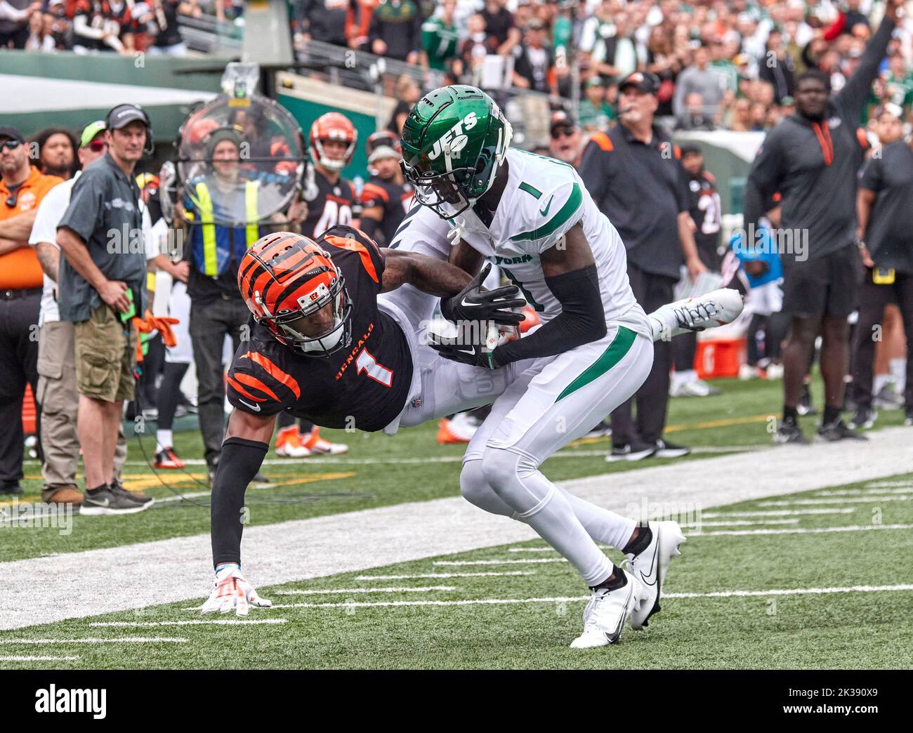 East Rutherford, New Jersey, USA. 25th Sep, 2022. New York Jets cornerback Sauce  Gardner (1) breaks up a pass intended for Cincinnati Bengals wide receiver  Ja'Marr Chase (1) during a NFL game