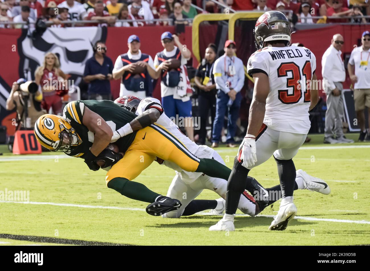 Tampa, United States. 25th Sep, 2022. Green Bay Packers' Allen Lazard (L) takes a pass in for a touchdown under pressure from Tampa Bay Buccaneers' Jamel Dean (C) and Antoine Winfield Jr. (31) during the first half at Raymond James Stadium in Tampa, Florida on Sunday, September 25, 2022. Photo by Steve Nesius/UPI Credit: UPI/Alamy Live News Stock Photo