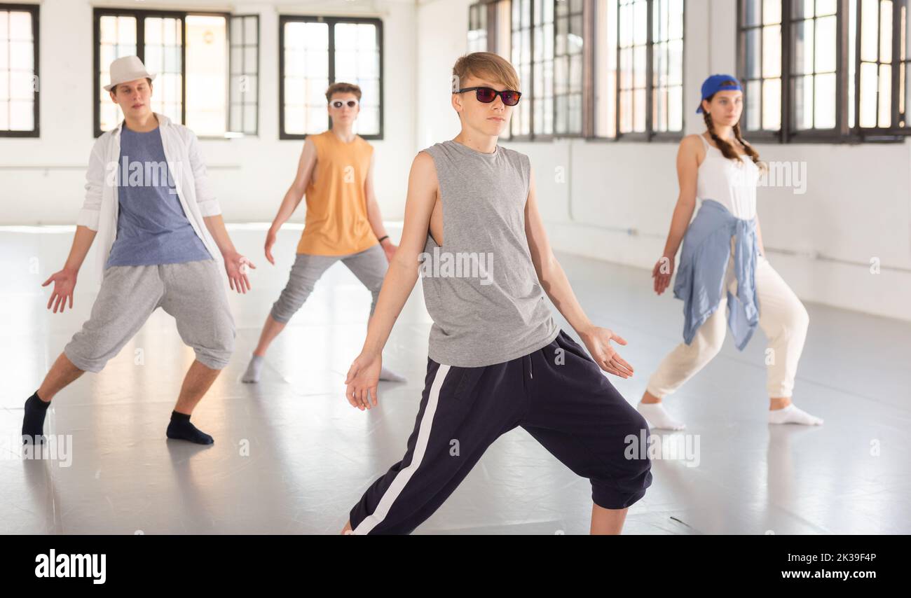 Young people dancing hip-hop Stock Photo - Alamy