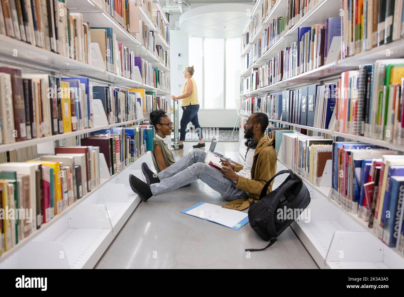 Couple in library talking hi-res stock photography and images - Alamy