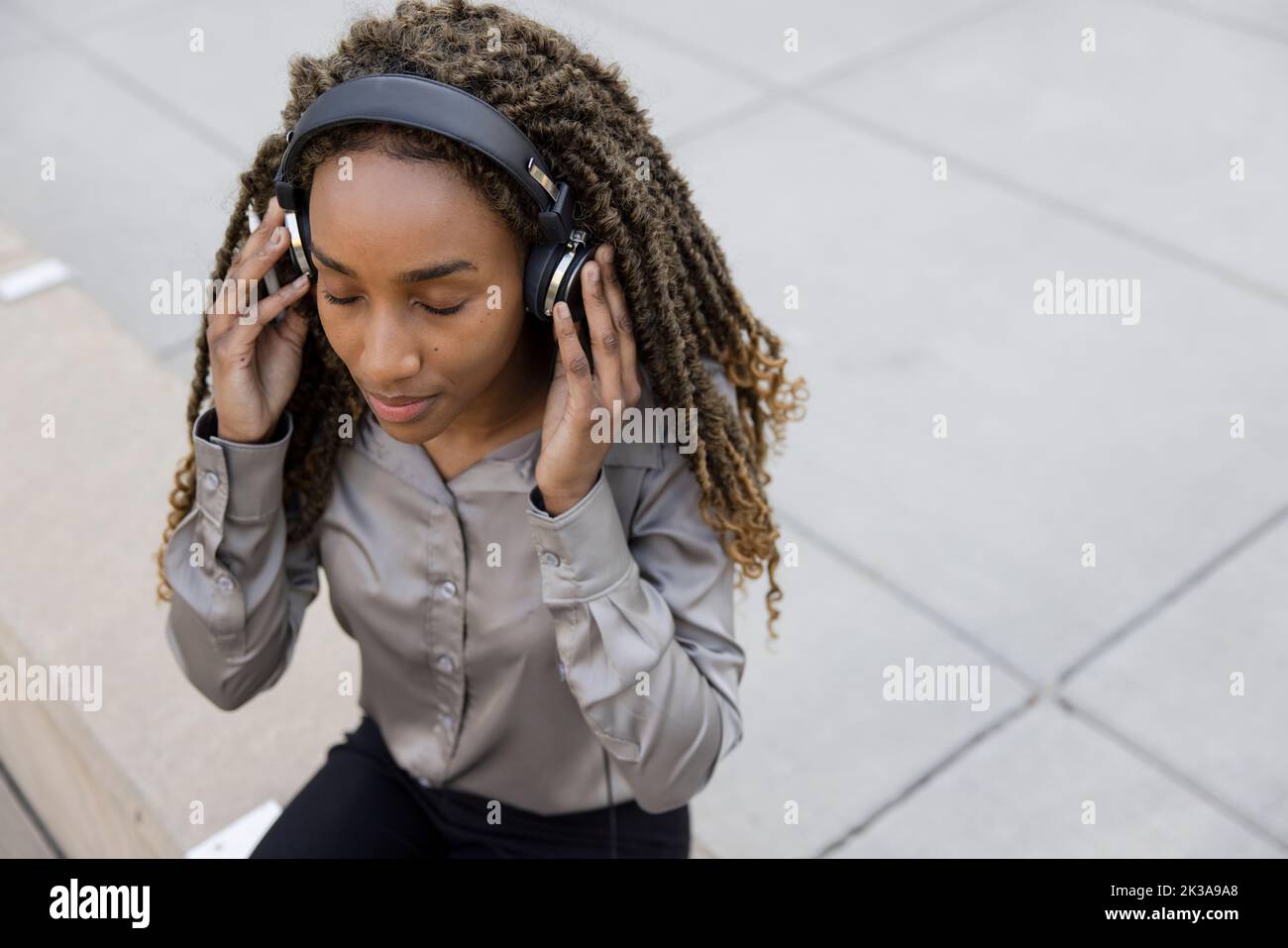 Young black woman hi-res stock photography and images - Alamy