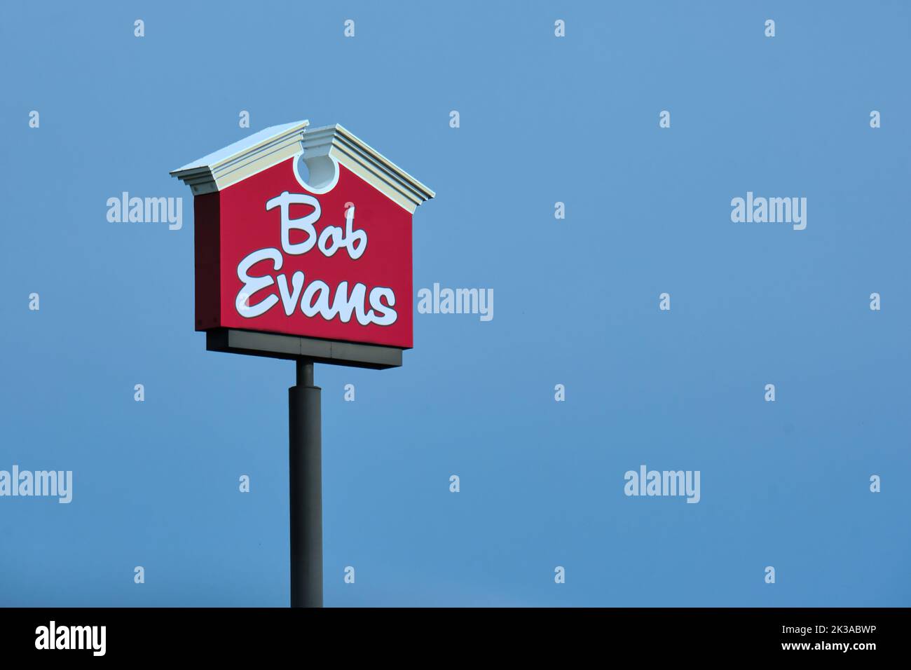 Erie, Pennsylvania, USA - September 21, 2022: A Bob Evans restaurant logo stands on a tall sign by Interstate 90. Stock Photo