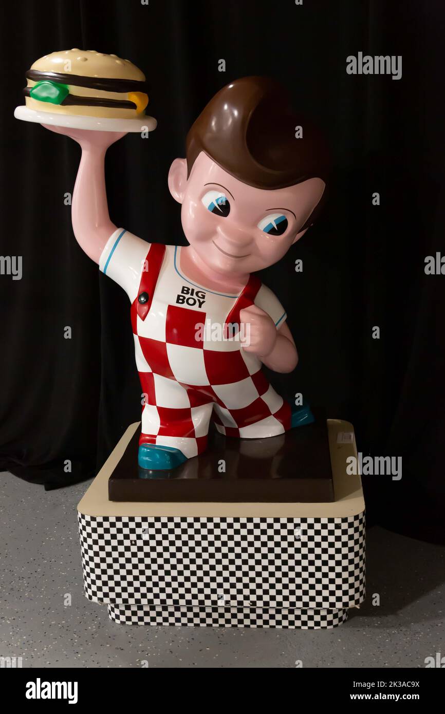 The iconic Big Boy Restaurant mascot serving a cheeseburger Stock Photo ...