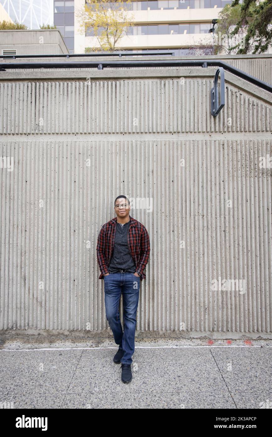 Man standing wall sidewalk hi-res stock photography and images - Alamy