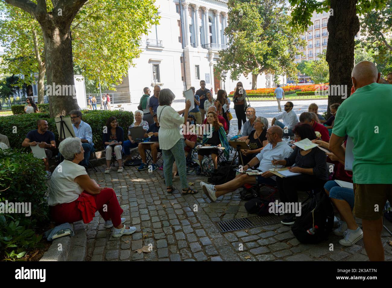 Madrid, Spain, September 2022.  an outdoor amateur drawing class in the gardens along the Paseo del Prado in the city center Stock Photo