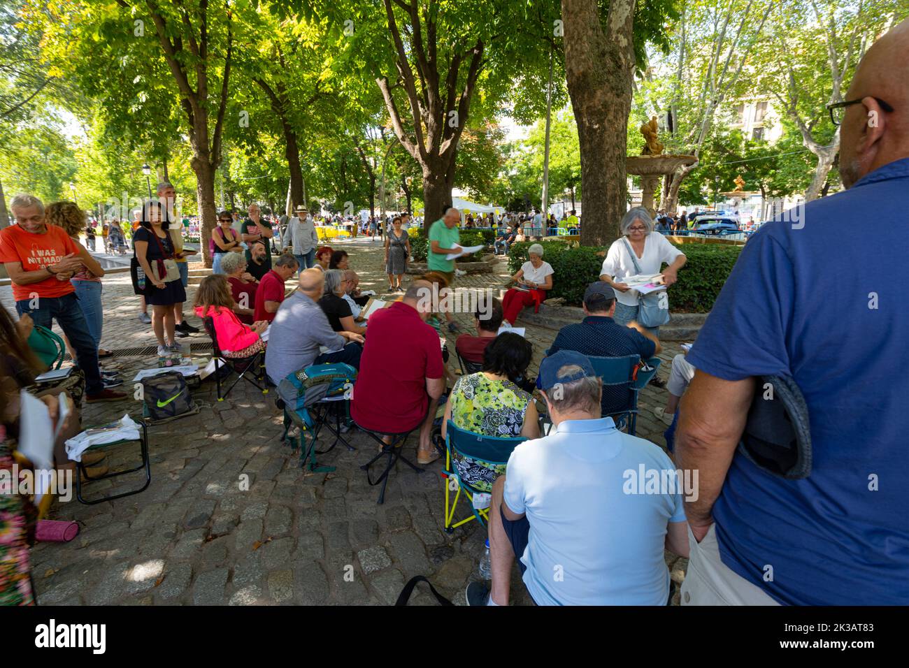 Madrid, Spain, September 2022.  an outdoor amateur drawing class in the gardens along the Paseo del Prado in the city center Stock Photo