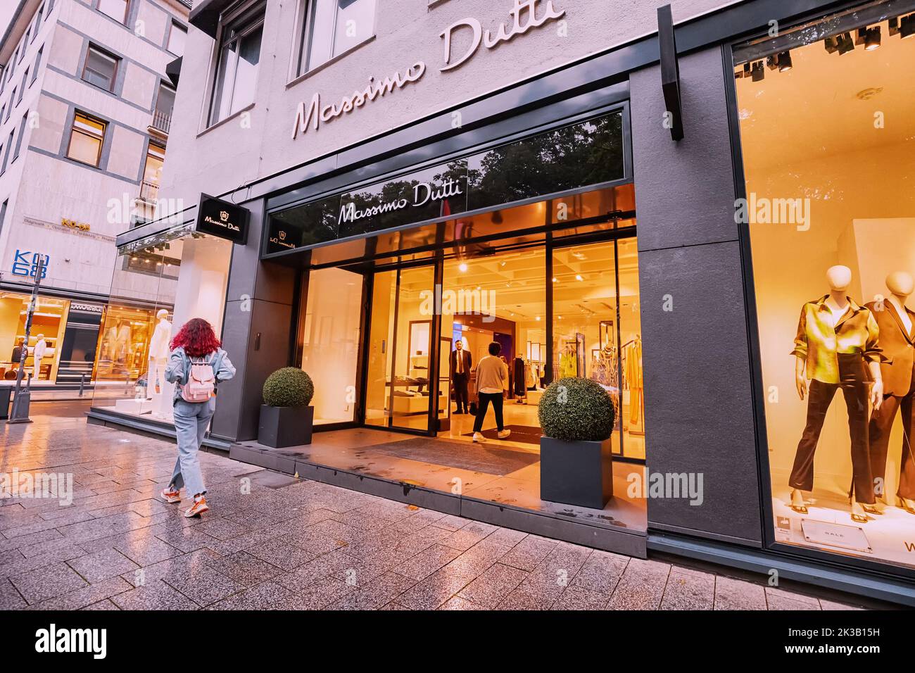 Massimo dutti clothing hi-res stock photography and images - Alamy